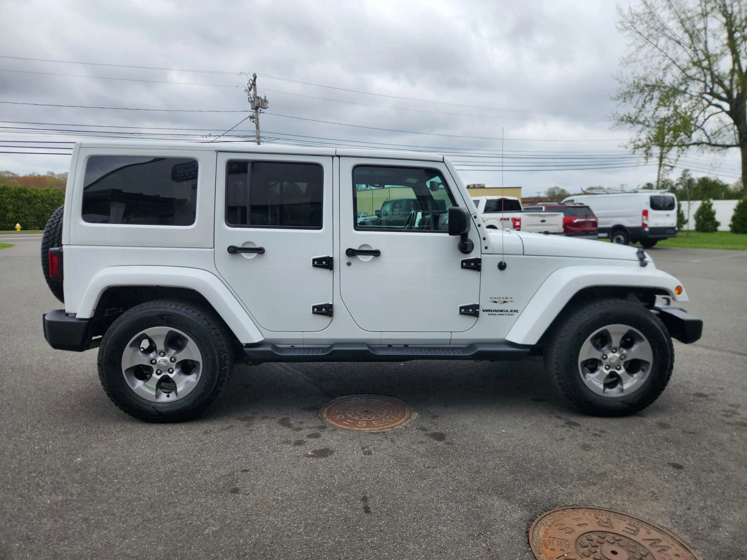 Used 2017 Jeep Wrangler Unlimited Sahara w/ Dual Top Group AWD/4WD image 15