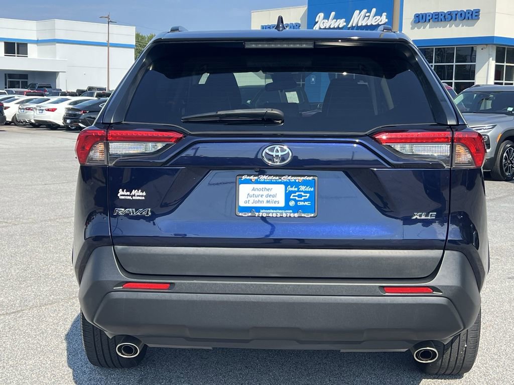 Used 2022 Toyota RAV4 XLE Premium image 5
