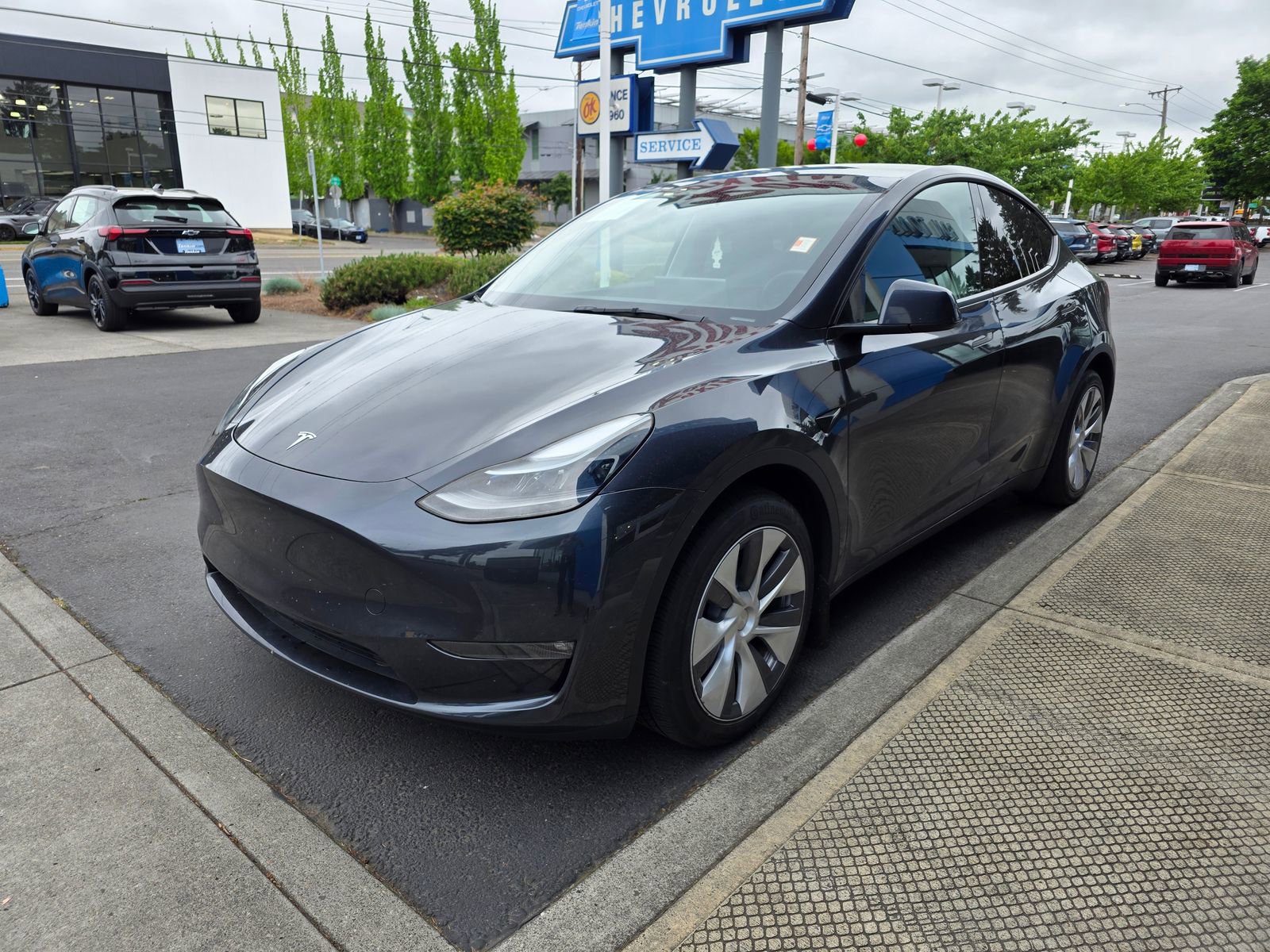 Used 2024 Tesla Model Y Long Range AWD/4WD image 2