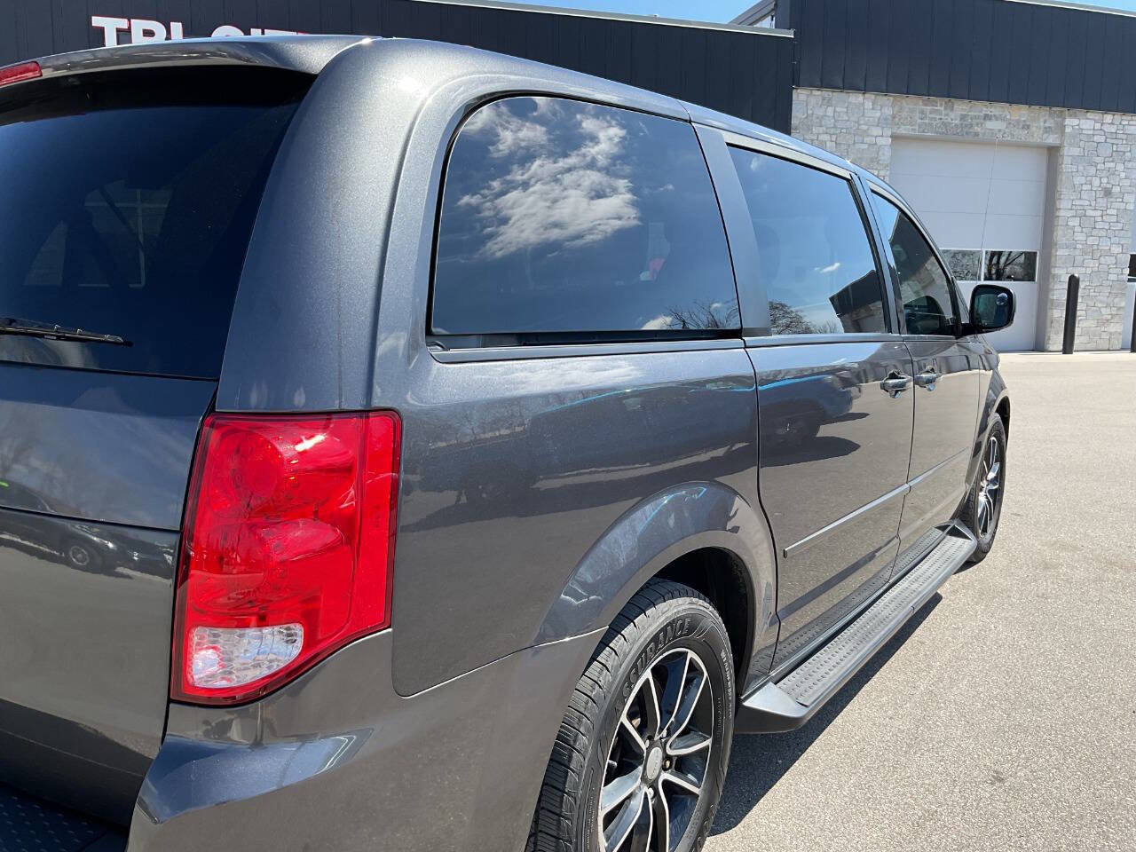 Used 2016 Dodge Grand Caravan SXT image 8