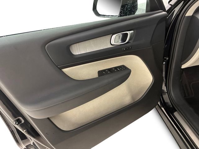 Used 2024 Volvo XC40 B5 Plus image 13