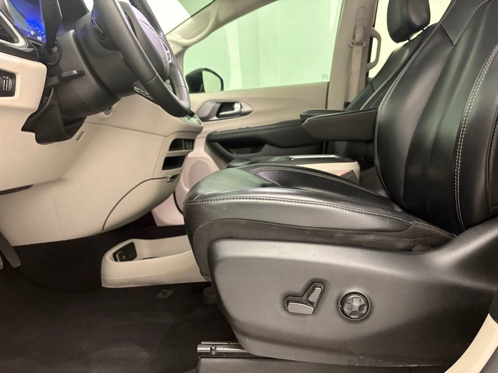 Used 2023 Chrysler Pacifica Touring-L FWD image 5