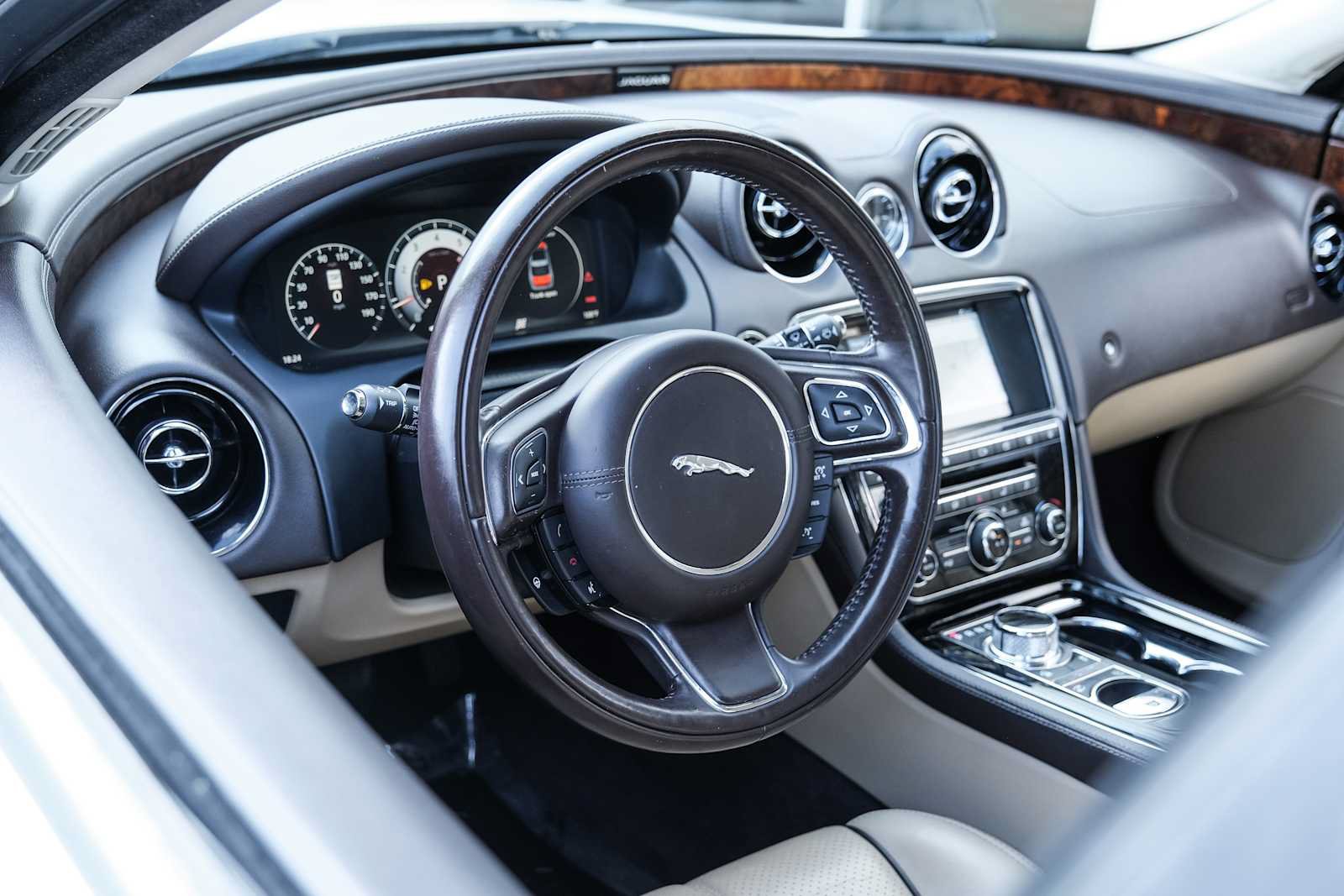 Used 2017 Jaguar XJ R-Sport RWD image 21