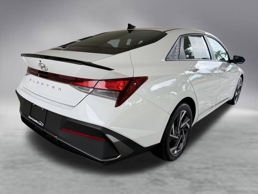 Used 2025 Hyundai Elantra Sport FWD image 3