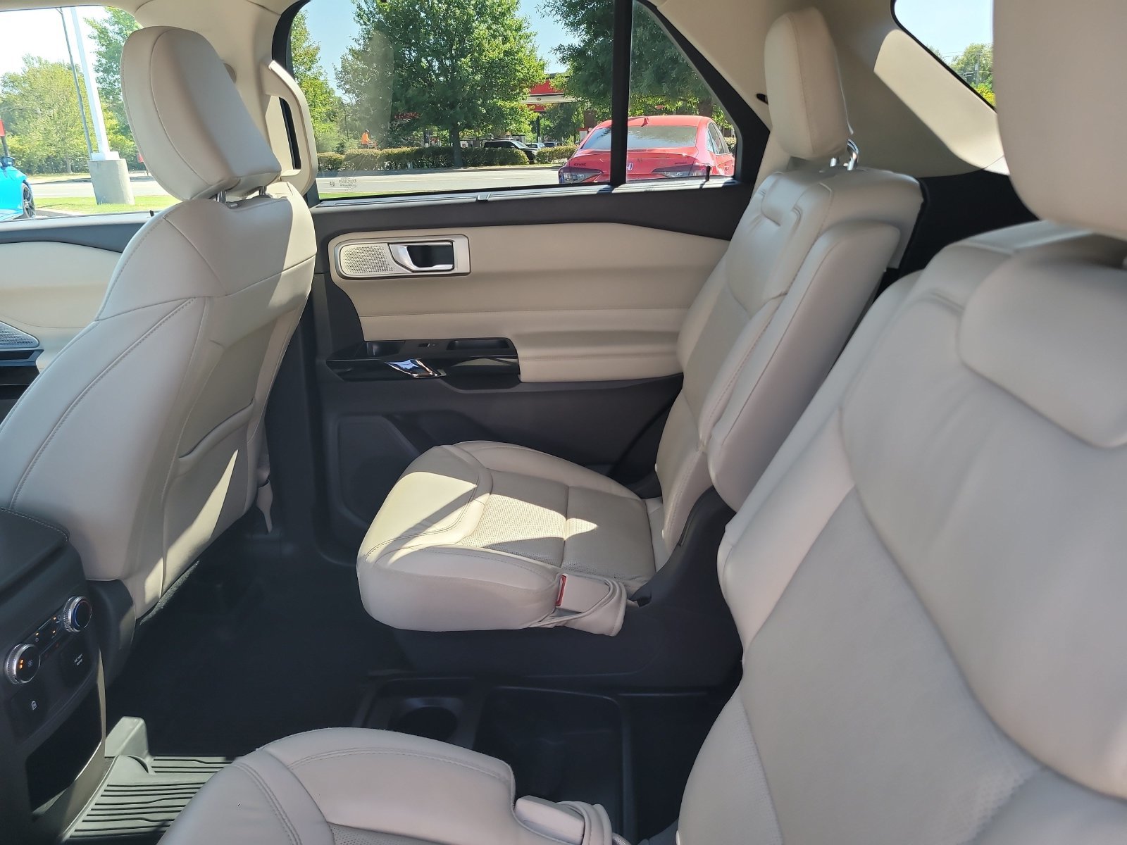 Used 2021 Ford Explorer Platinum w/ Equipment Group 601A AWD/4WD image 25