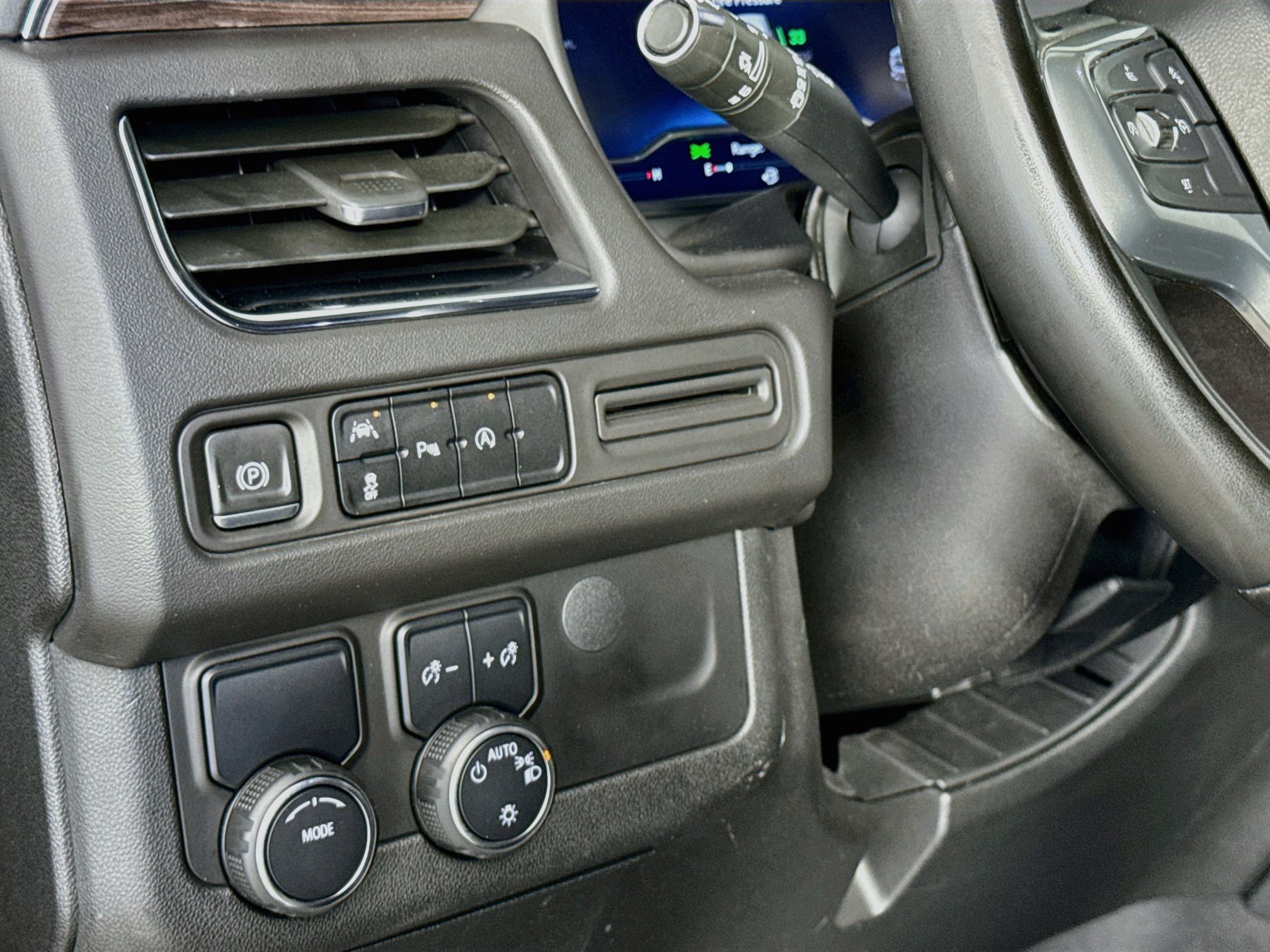 Used 2024 Chevrolet Suburban LT RWD image 12