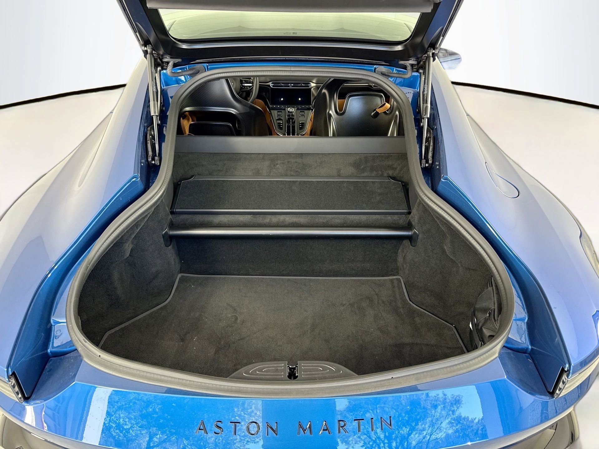 Used 2025 Aston Martin V8 Vantage Coupe image 24