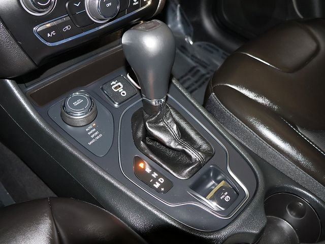 Used 2019 Jeep Cherokee Latitude Plus w/ Cold Weather Group AWD/4WD image 20