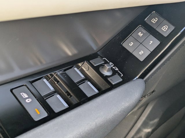 Used 2025 Land Rover Range Rover Velar Dynamic SE image 21