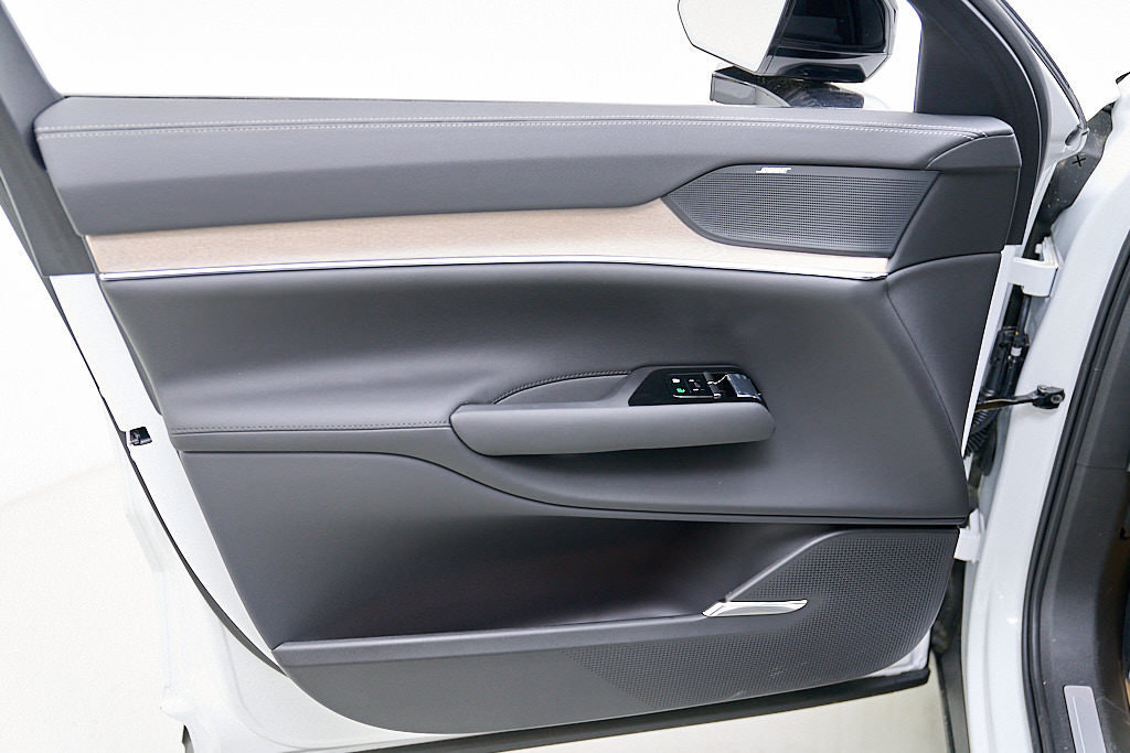 New 2026 Volvo EX90 Plus AWD/4WD image 10
