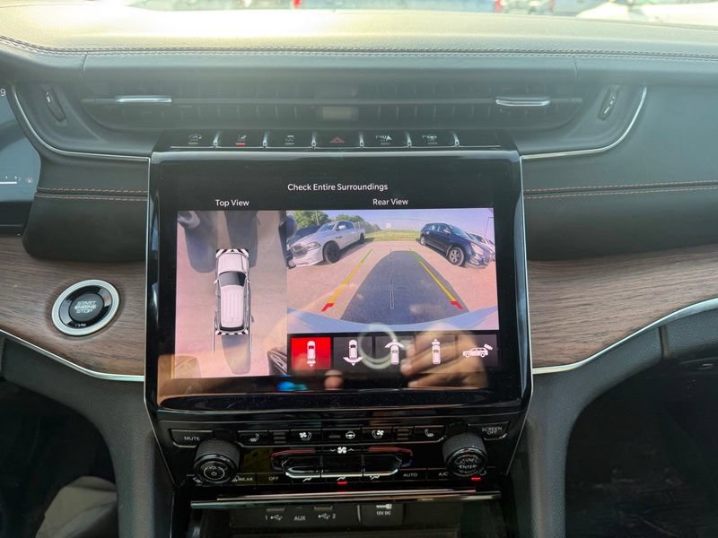 Used 2021 Jeep Grand Cherokee L Summit w/ Luxury Tech Group V AWD/4WD image 14