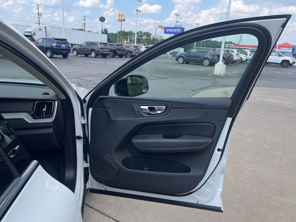 Certified 2025 Volvo XC60 T8 Plus w/ Protection Package Premier image 33