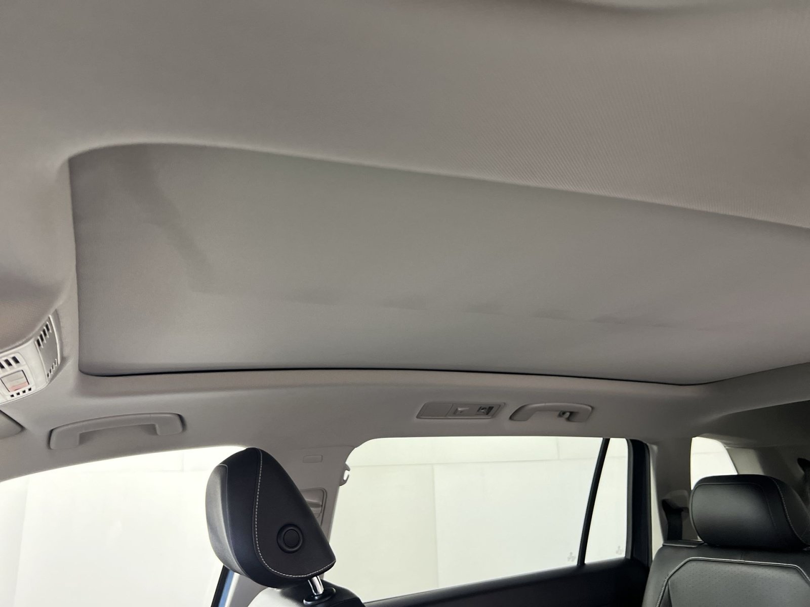 Used 2021 Volkswagen Tiguan SE w/ Panoramic Sunroof Package AWD/4WD image 24