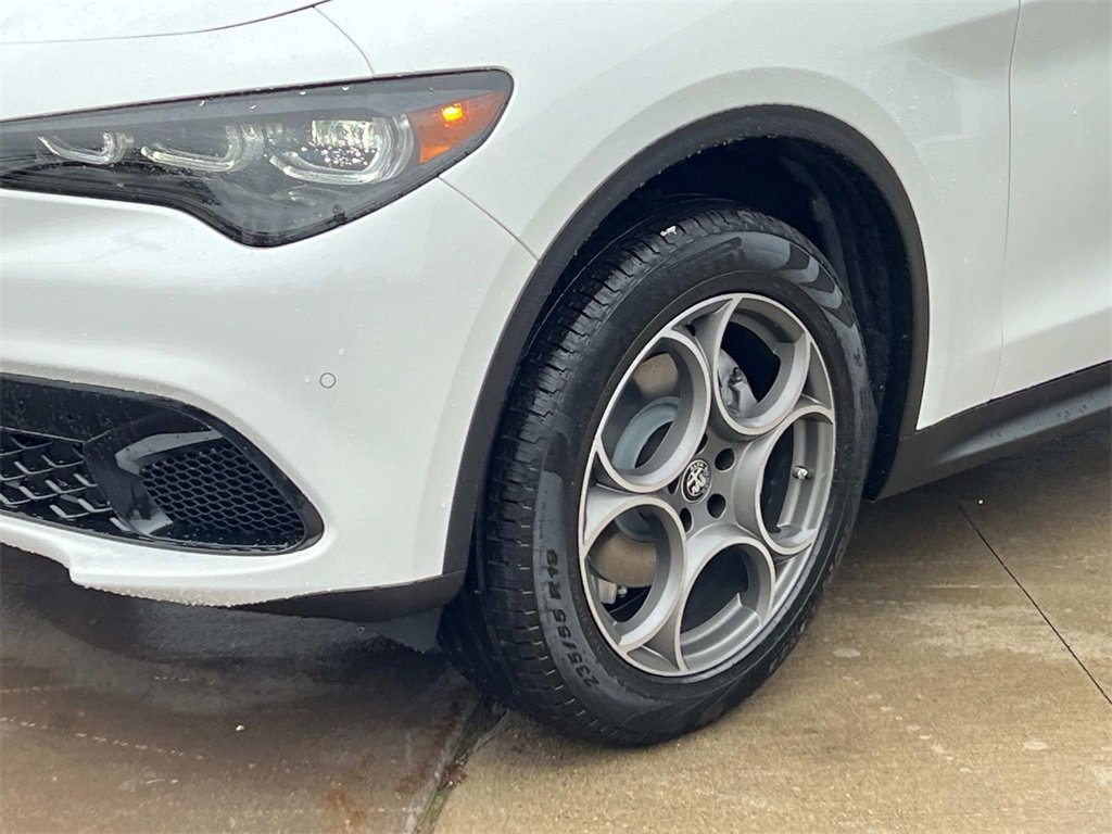 New 2025 Alfa Romeo Stelvio Sprint image 8
