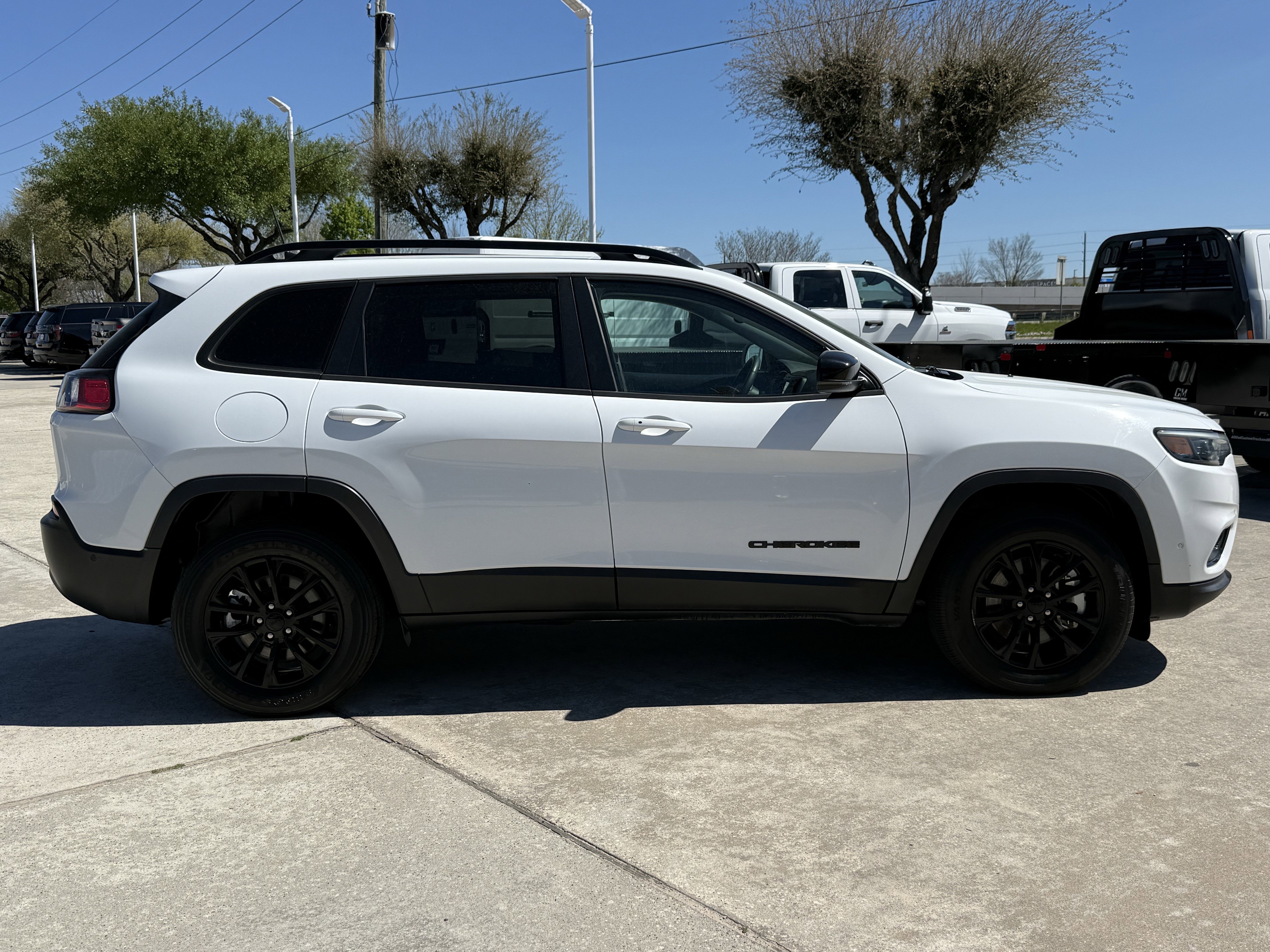 Used 2023 Jeep Cherokee Altitude Lux image 3