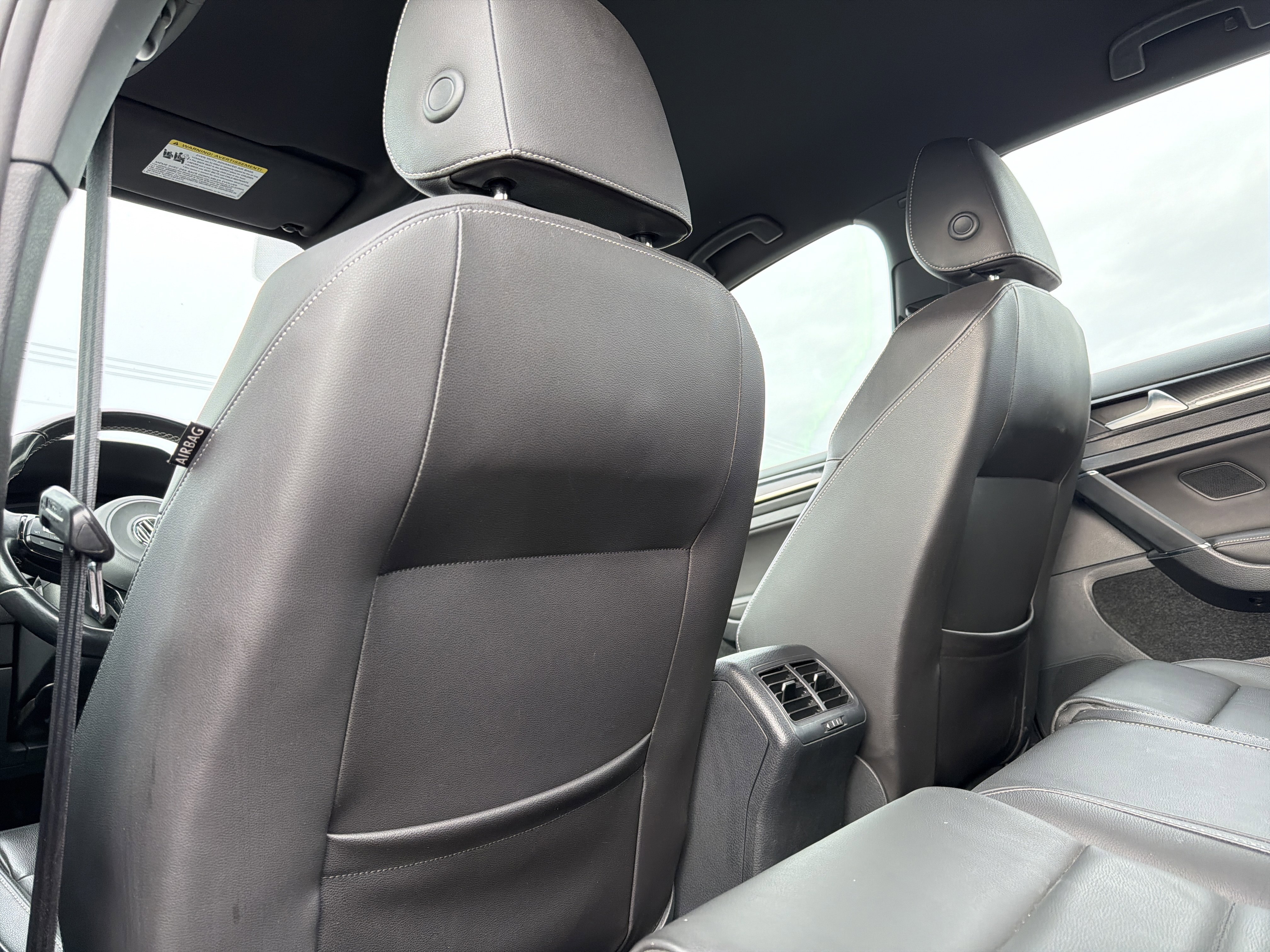 Used 2015 Volkswagen Golf R 4-Door image 28