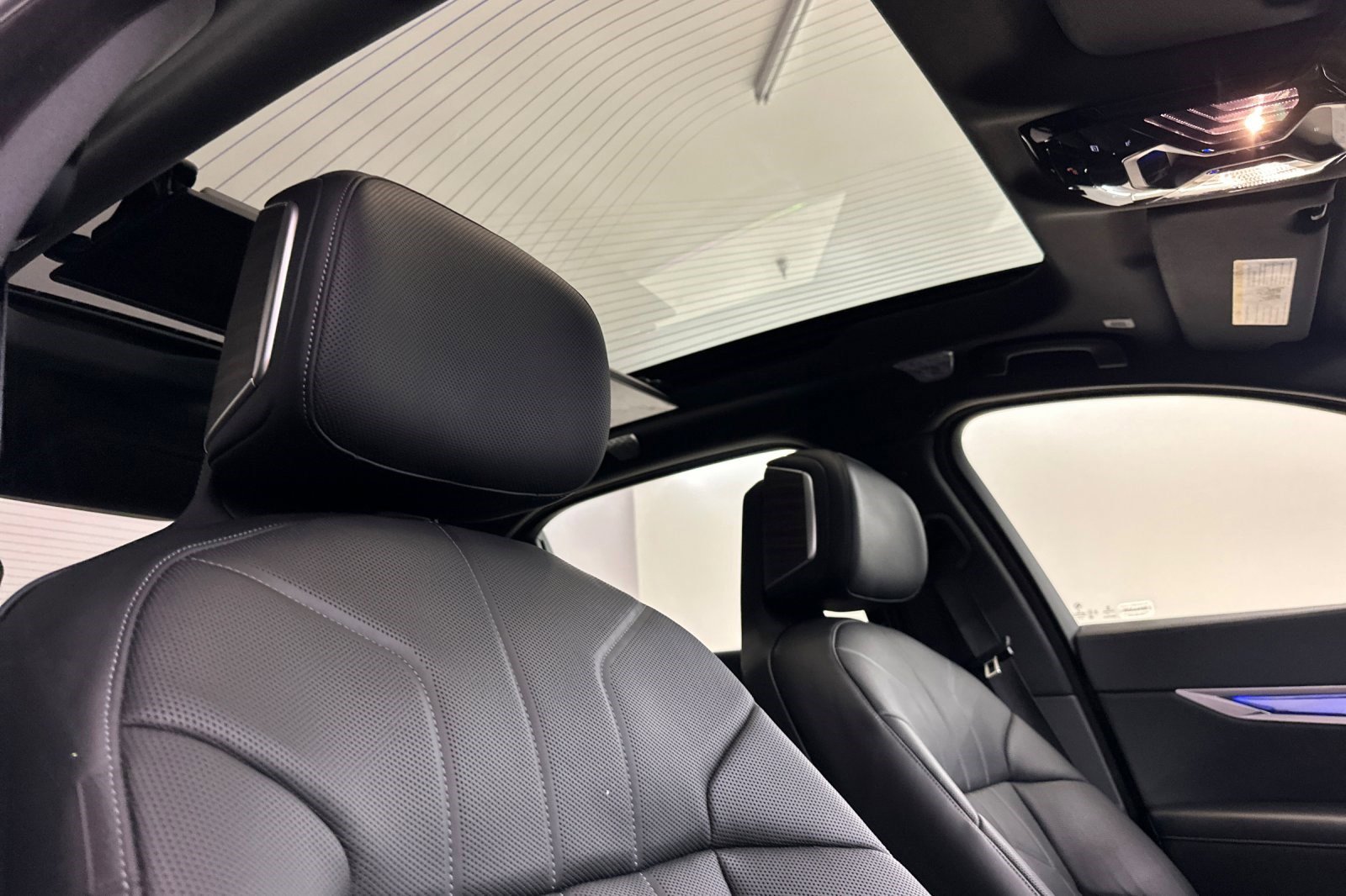 Certified 2023 BMW i7 xDrive60 w/ Executive Package 2 AWD/4WD image 26