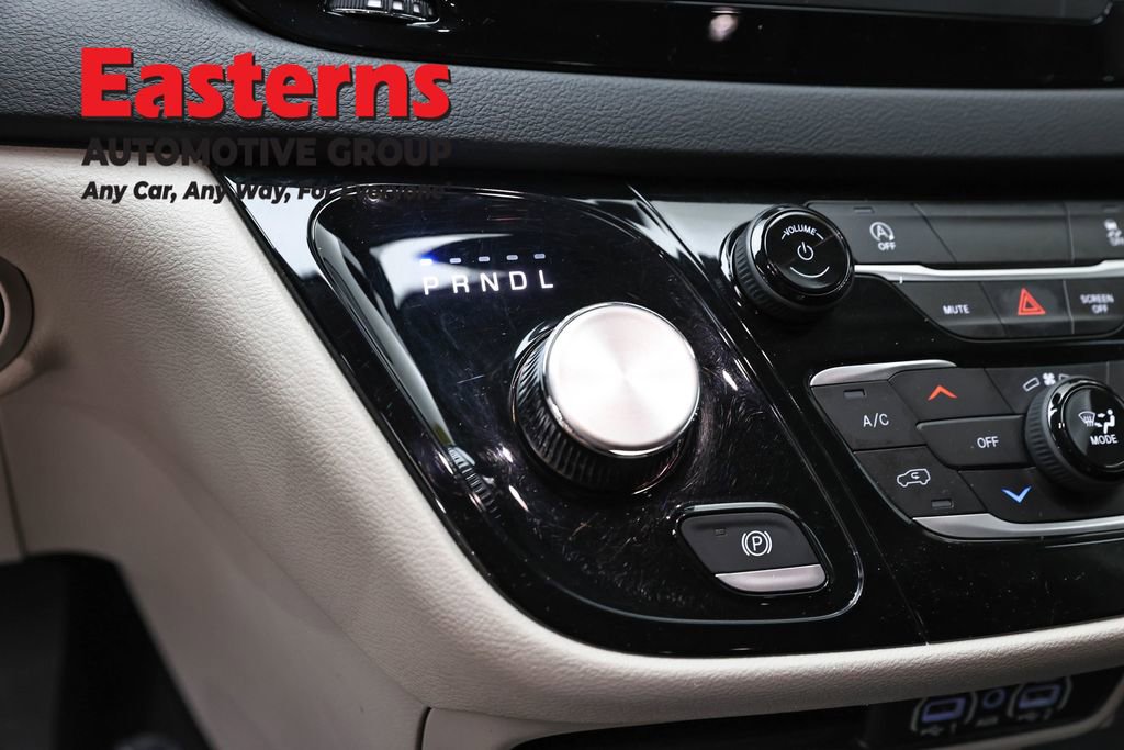 Used 2023 Chrysler Voyager LX FWD image 13
