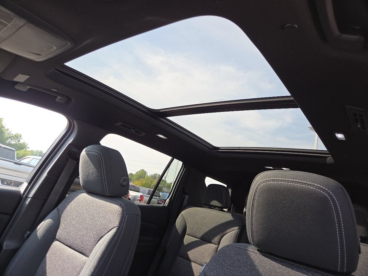 New 2027 Chevrolet Traverse LT w/ Sun and Wheel Package FWD image 3