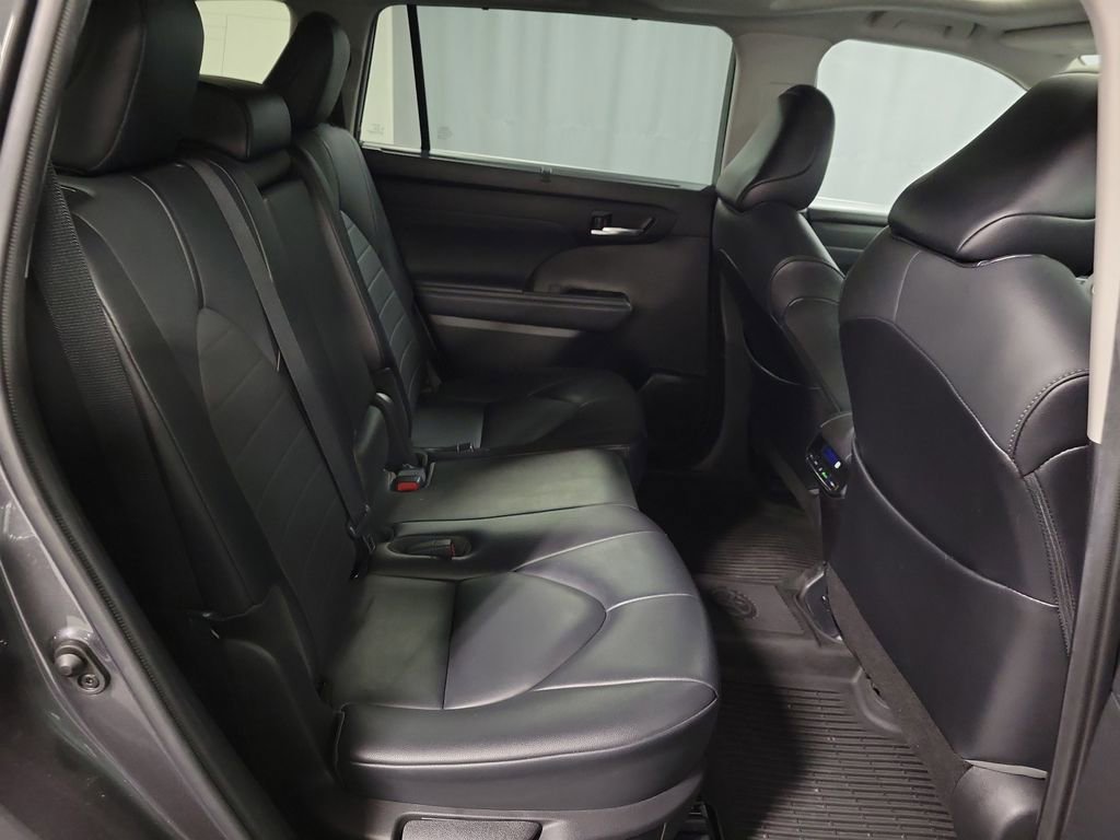 Used 2021 Toyota Highlander XLE image 27