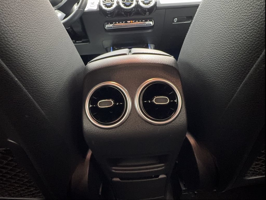 Used 2024 Mercedes-Benz GLB 250 image 32