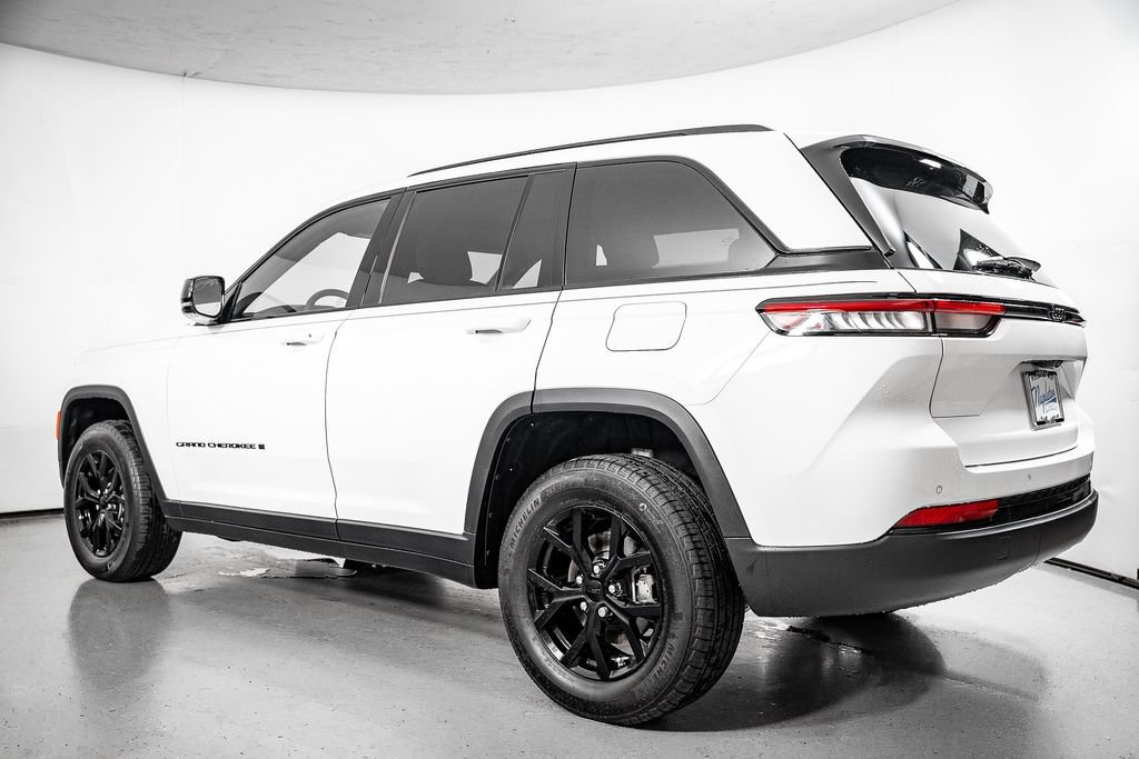 Used 2025 Jeep Grand Cherokee Altitude w/ Trailer Tow Package RWD image 14