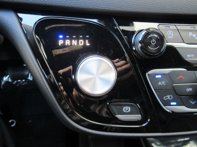 Used 2025 Chrysler Pacifica Select image 47