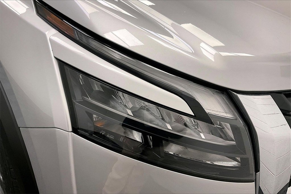 Certified 2025 Nissan Pathfinder SV image 25