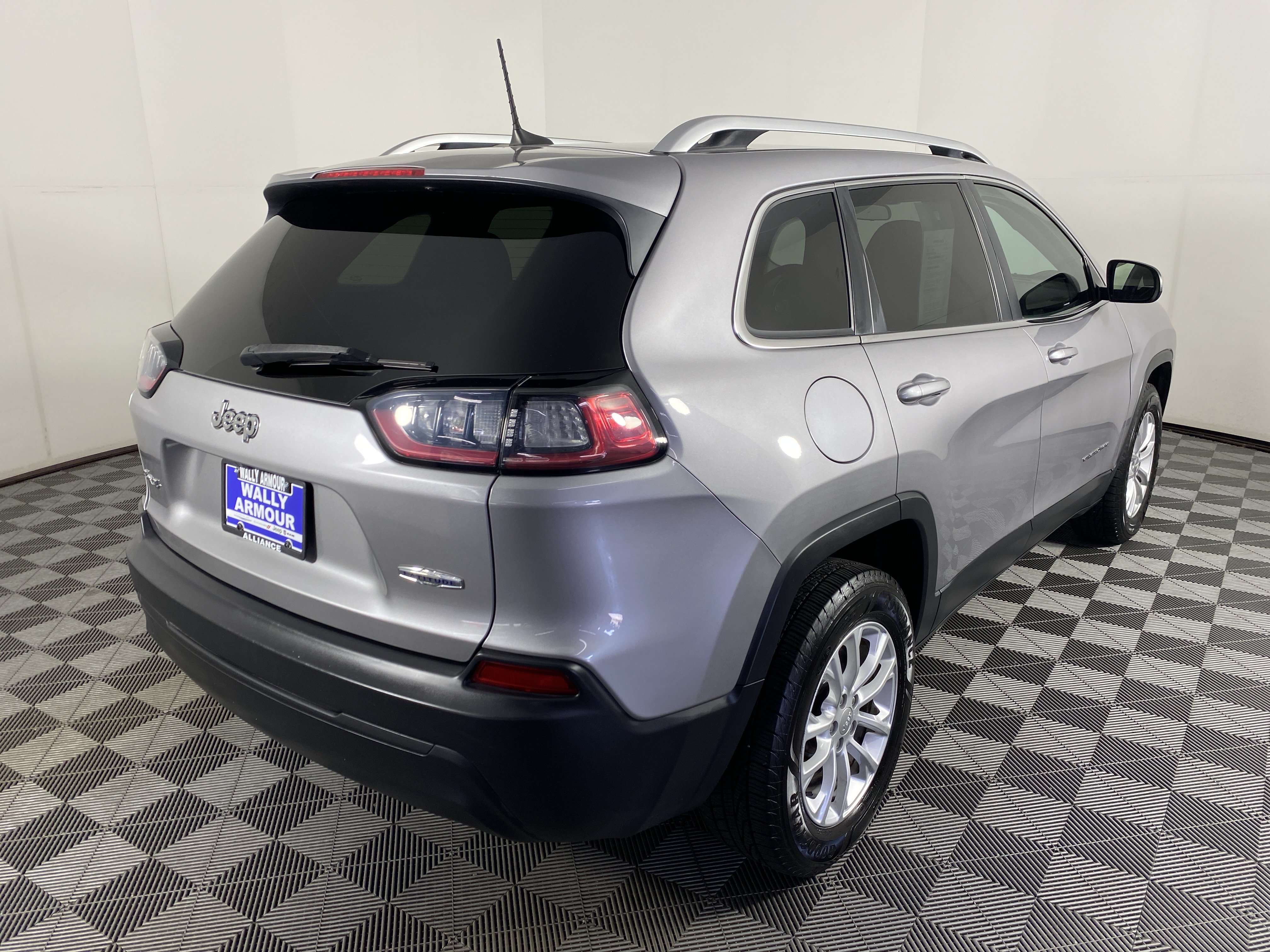 Used 2019 Jeep Cherokee Latitude w/ Popular Appearance Group AWD/4WD image 6