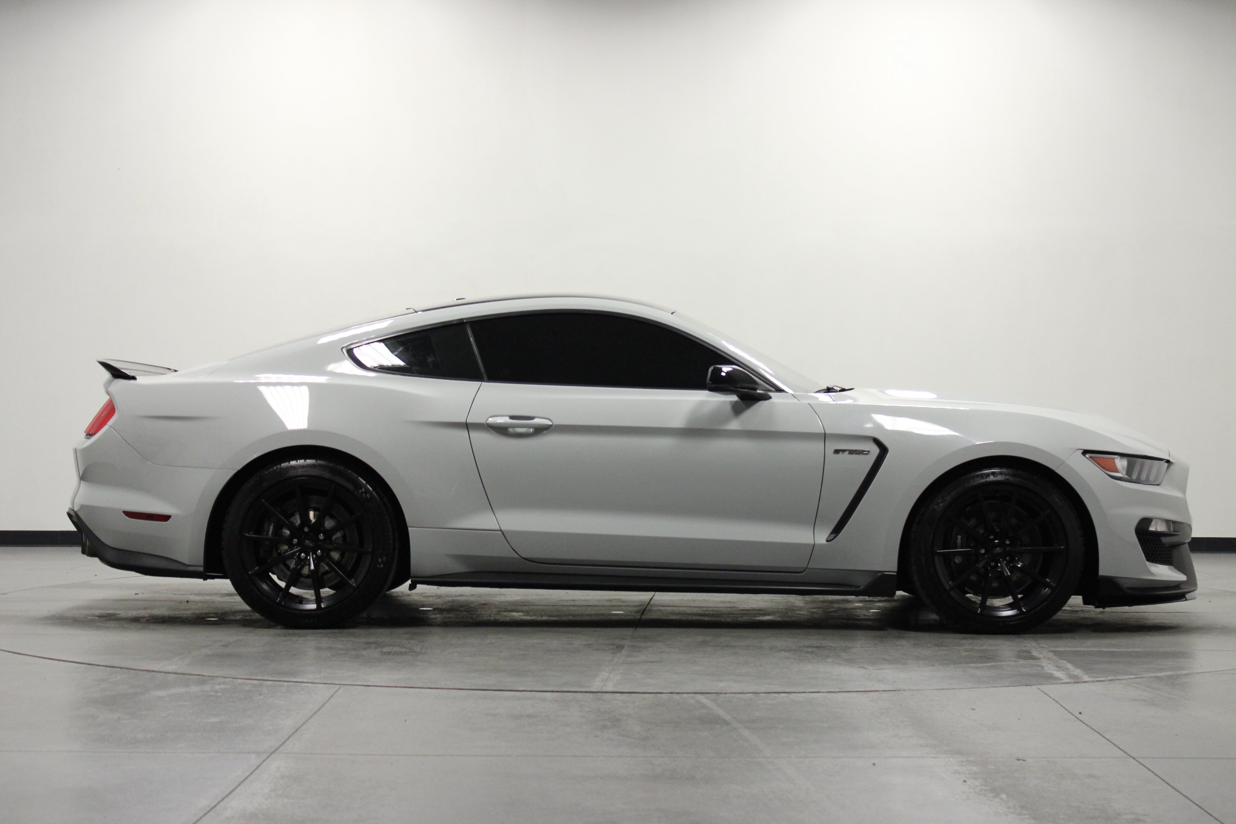 Used 2017 Ford Mustang Shelby GT350 w/ Convenience Package RWD image 3