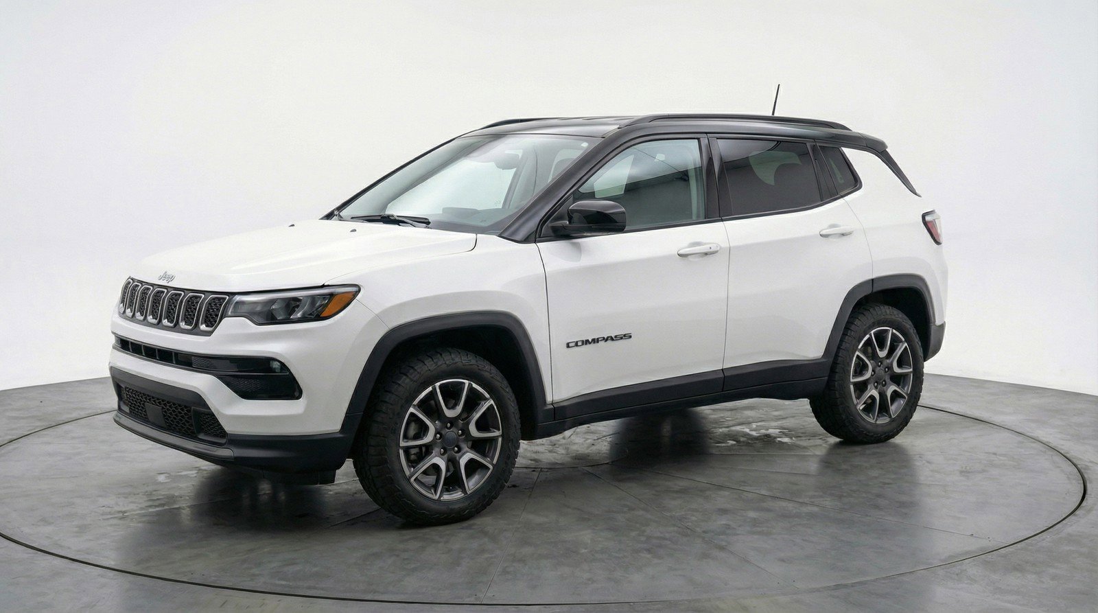 Used 2025 Jeep Compass Trailhawk image 3