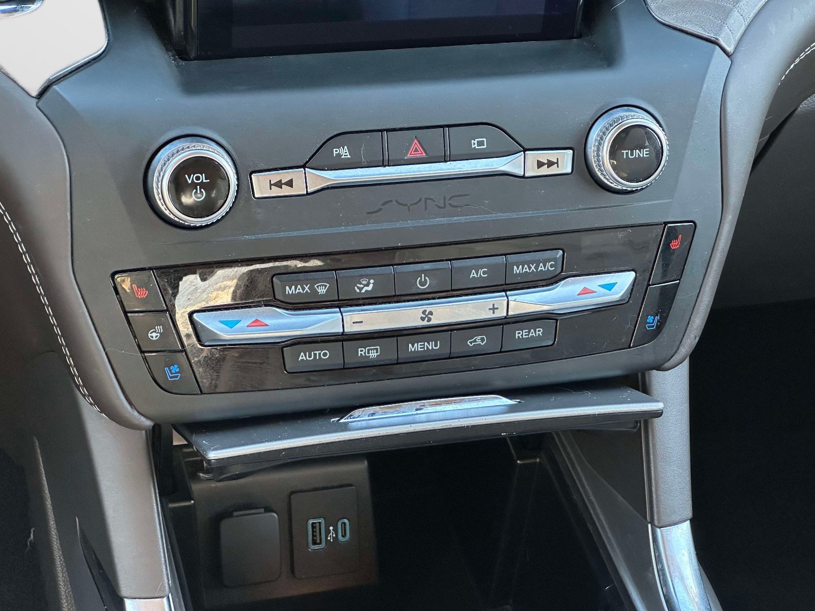 Used 2020 Ford Explorer Platinum w/ Premium Technology Package AWD/4WD image 20