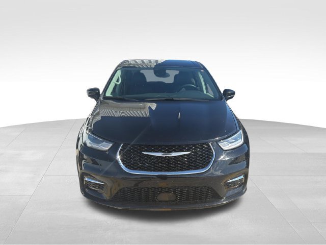Used 2024 Chrysler Pacifica Touring-L FWD image 4