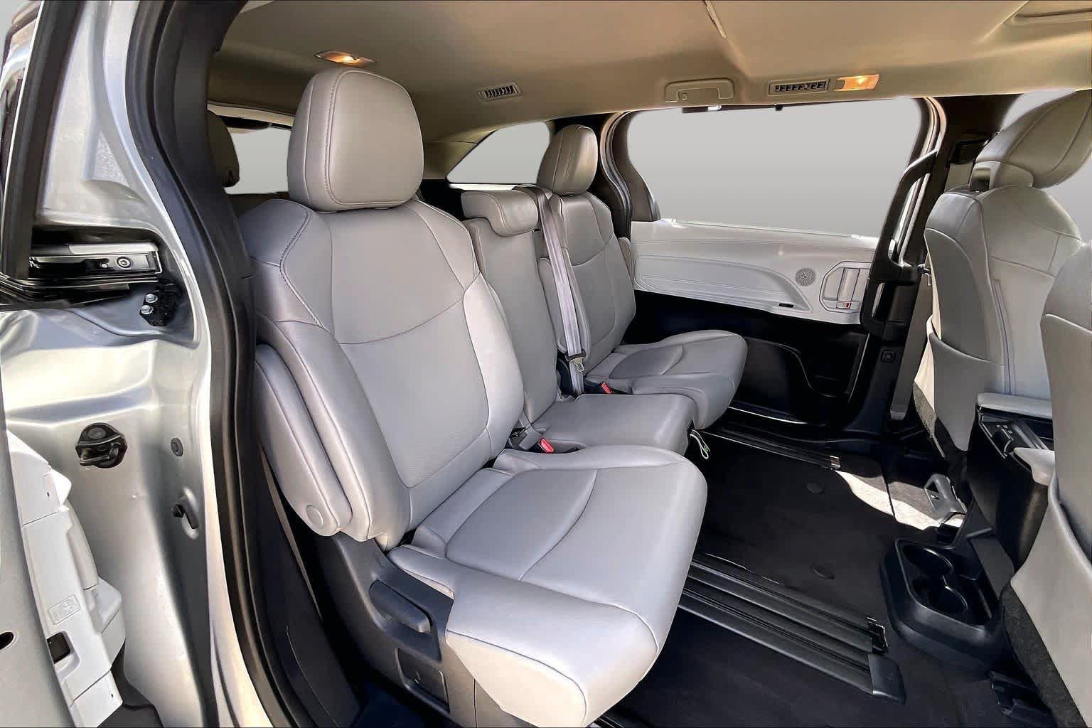 Used 2025 Toyota Sienna XLE FWD image 17