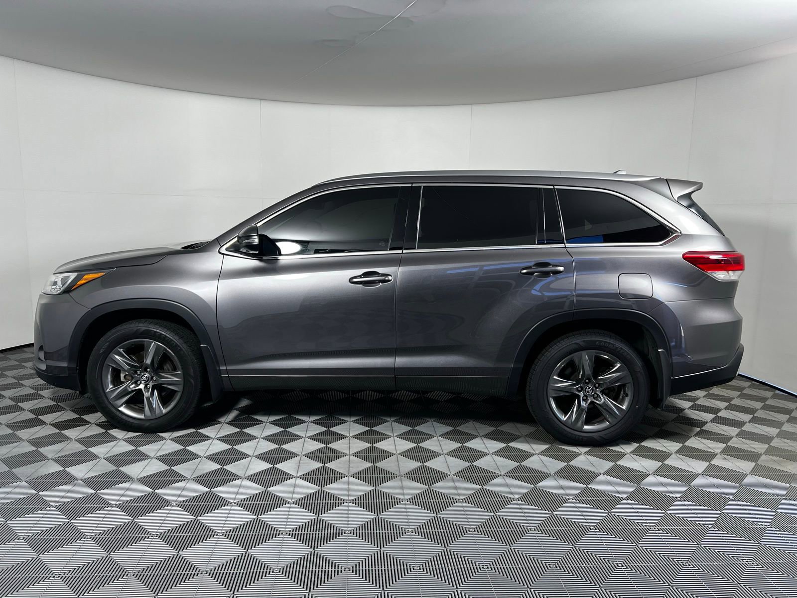 Used 2019 Toyota Highlander Limited Platinum AWD/4WD image 8
