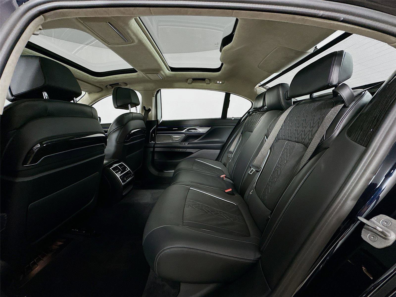 Used 2021 BMW M760i xDrive image 26