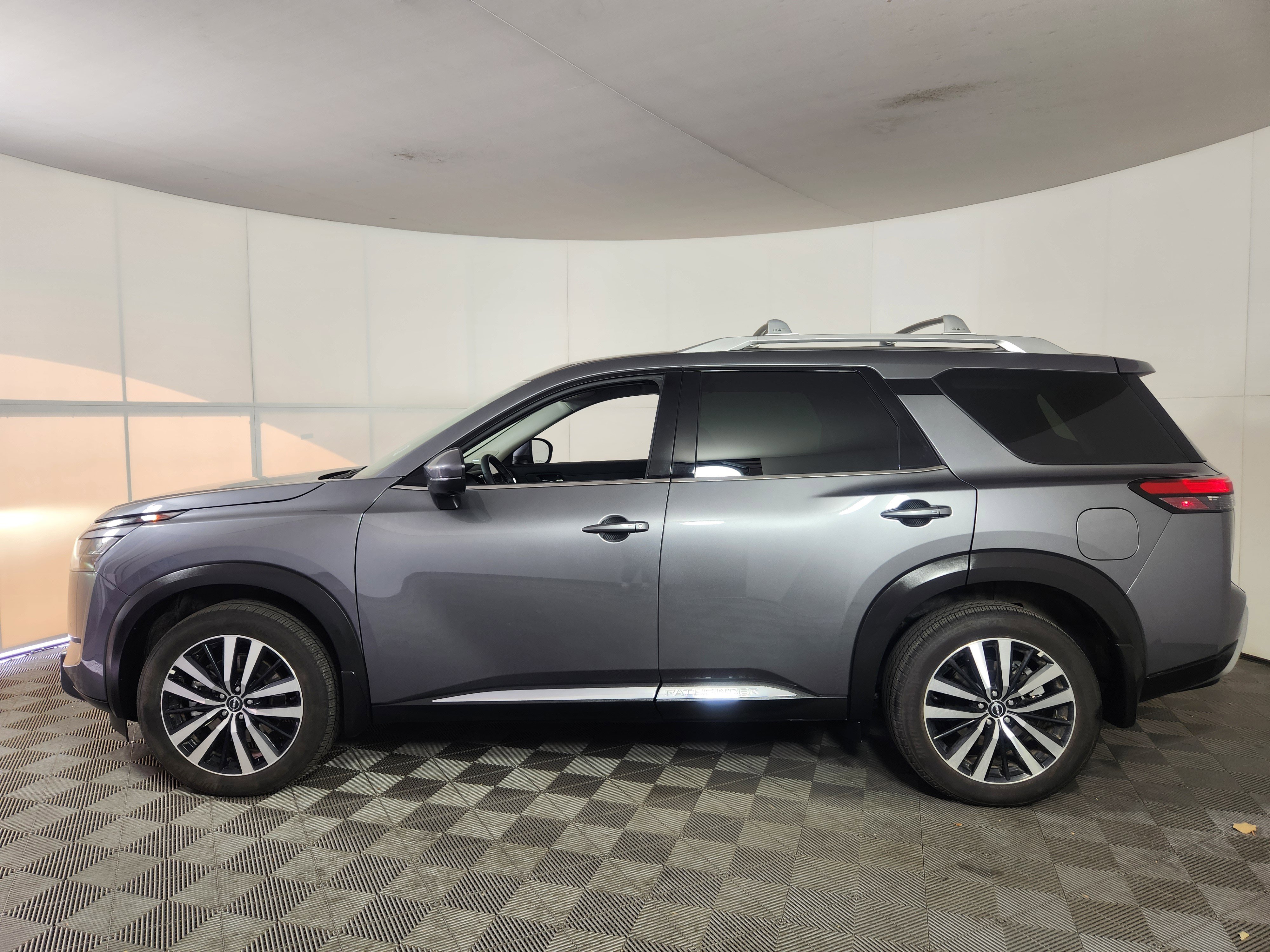 Used 2025 Nissan Pathfinder Platinum image 4