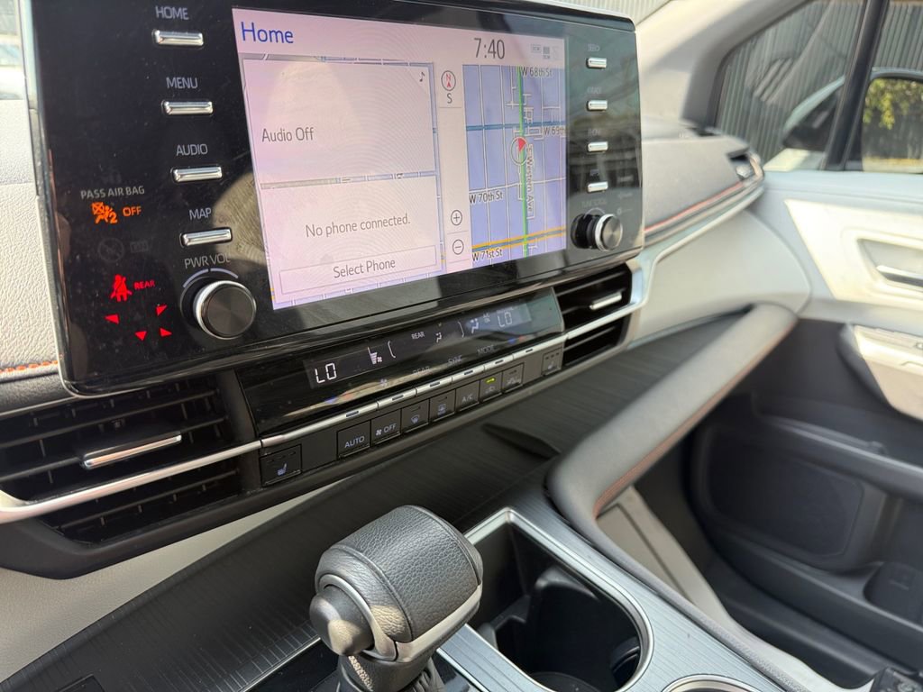 Certified 2022 Toyota Sienna XSE image 39