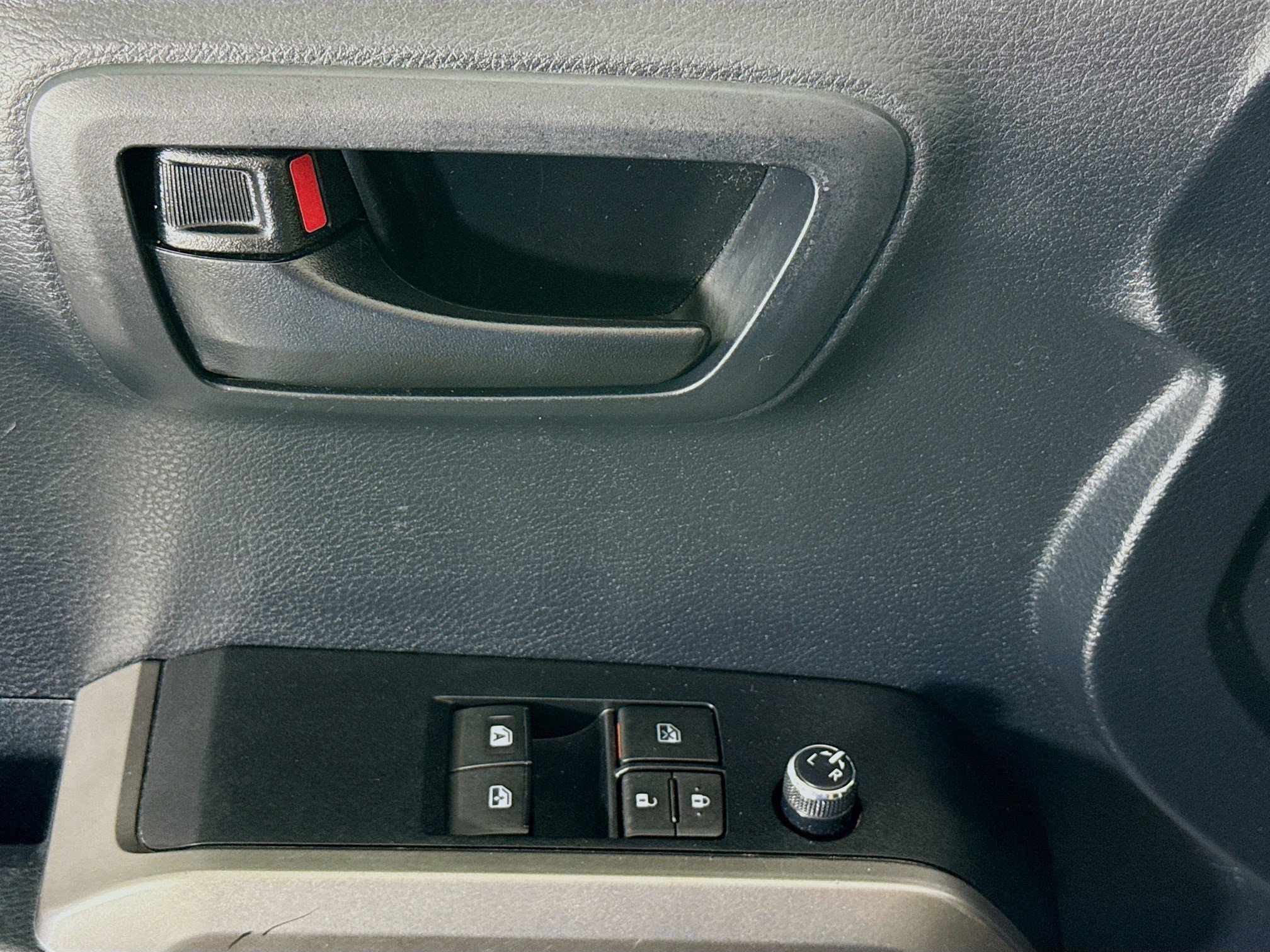 Used 2018 Toyota Tacoma SR5 w/ SR5 Appearance Package (SM) image 23