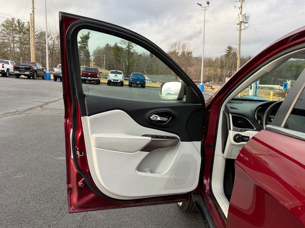 Used 2021 Jeep Cherokee Latitude Plus image 10