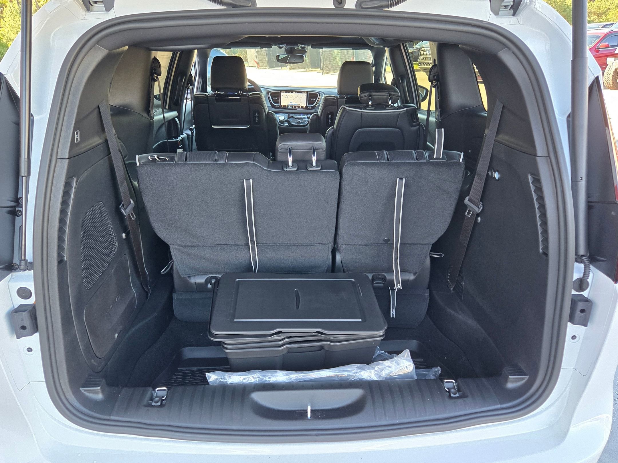 New 2026 Chrysler Pacifica Limited w/ Uconnect Theater Family Group image 24