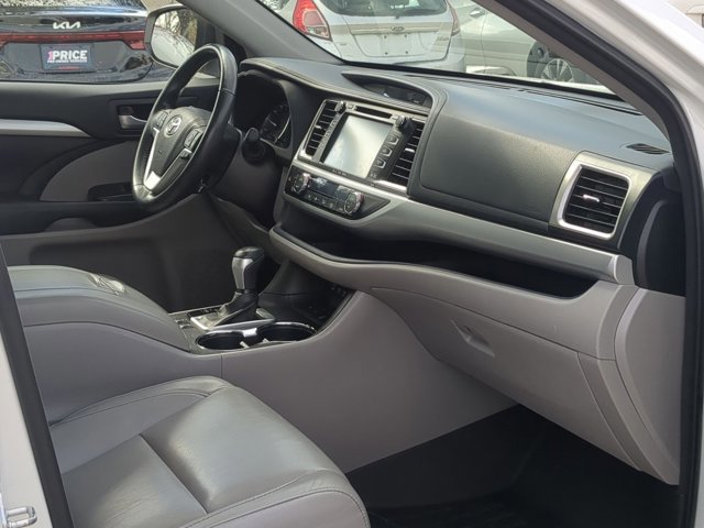 Used 2017 Toyota Highlander XLE w/ Carpet Mat Package image 20