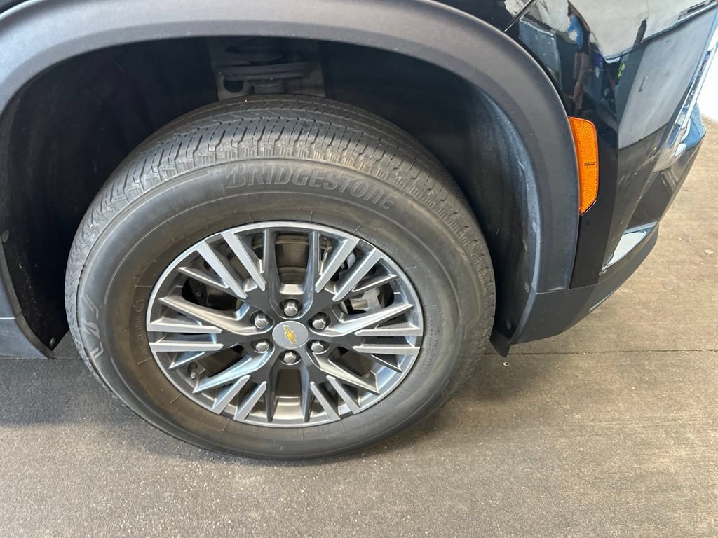 Used 2025 Chevrolet Traverse LT FWD image 2