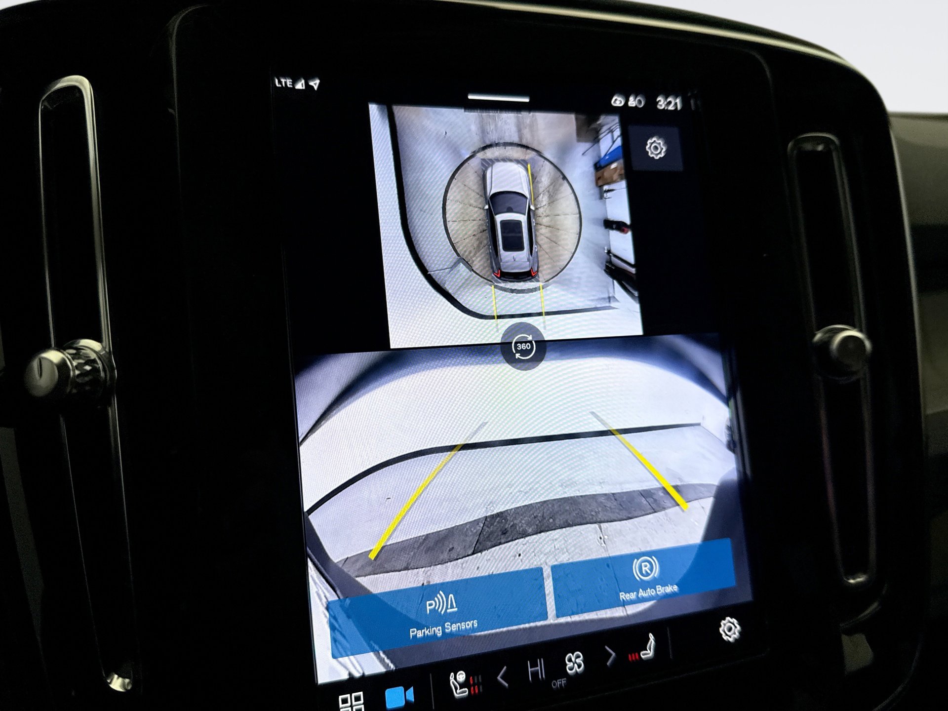 Used 2024 Volvo XC40 B5 Ultimate image 15