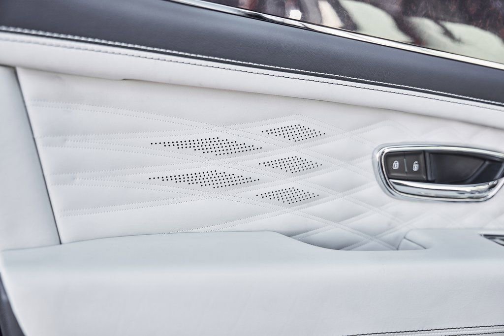 Used 2023 Bentley Bentayga Extended Wheelbase image 32