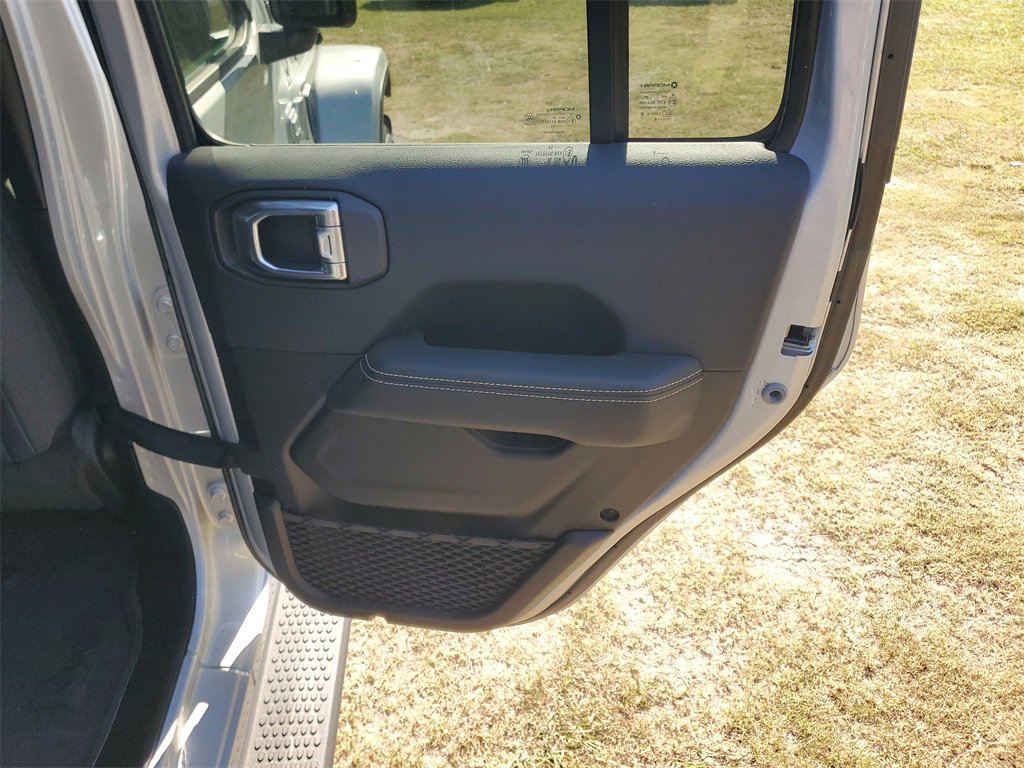 Used 2024 Jeep Wrangler Sahara image 32