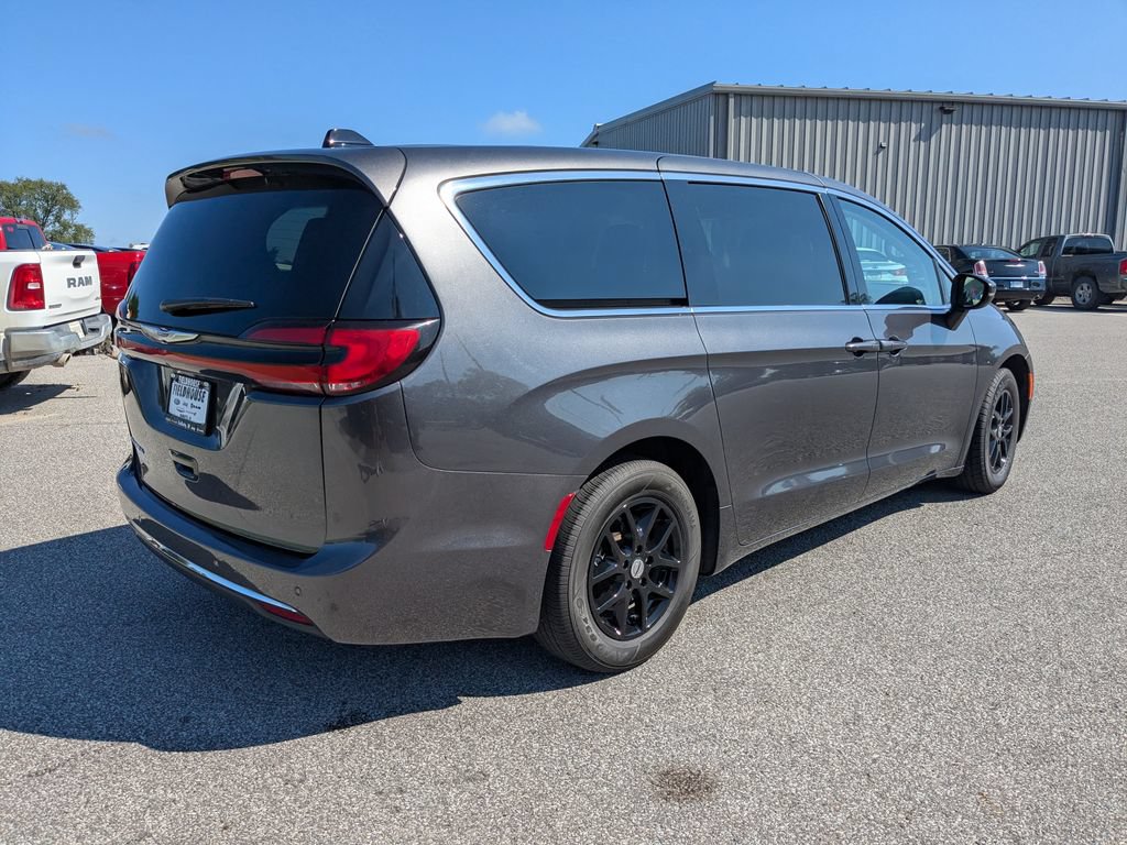 Used 2023 Chrysler Pacifica Touring-L FWD image 5