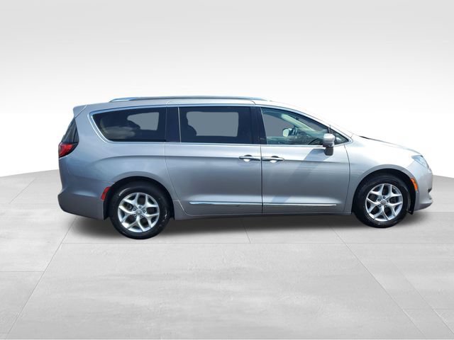 Used 2020 Chrysler Pacifica Touring-L w/ Tire & Wheel Group FWD image 3