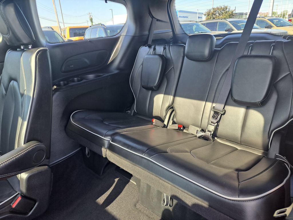 Used 2025 Chrysler Pacifica Limited FWD image 32