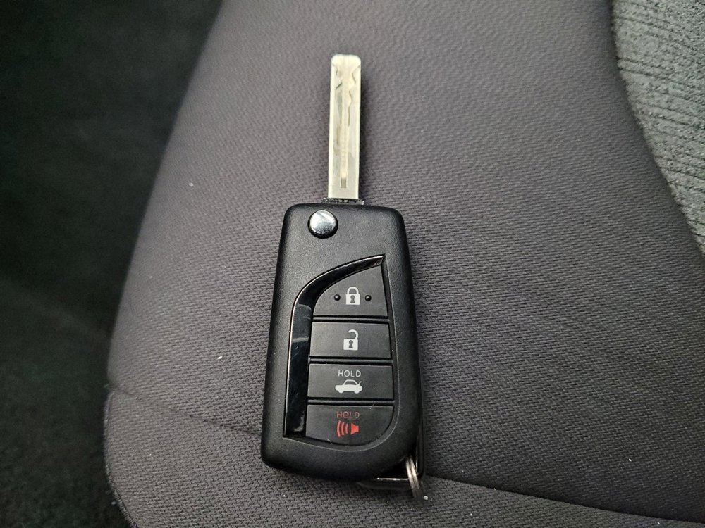 Used 2020 Toyota Camry LE image 32